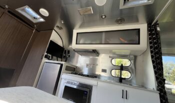 
										2022 Airstream CARAVEL 22FB Travel Trailer full									