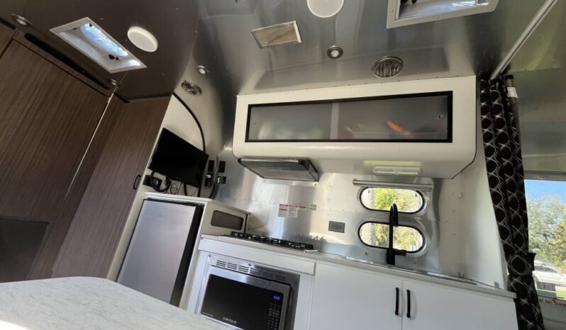 
								2022 Airstream CARAVEL 22FB Travel Trailer full									