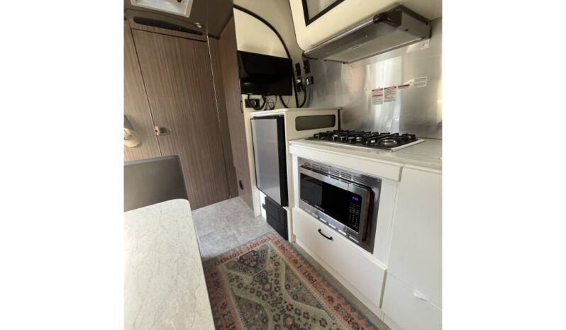 
								2022 Airstream CARAVEL 22FB Travel Trailer full									