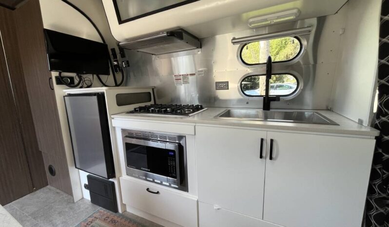 
								2022 Airstream CARAVEL 22FB Travel Trailer full									