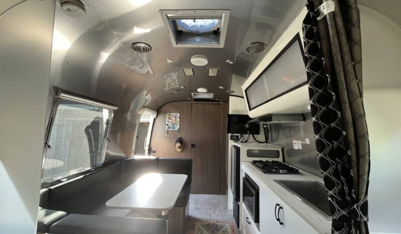 
								2022 Airstream CARAVEL 22FB Travel Trailer full									