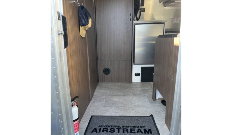 
								2022 Airstream CARAVEL 22FB Travel Trailer full									