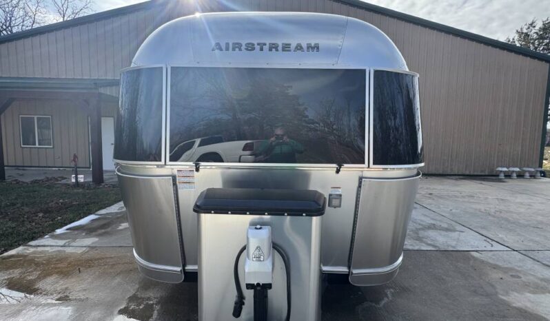 
								2020 Airstream Globetrotter 25FB Twin full									