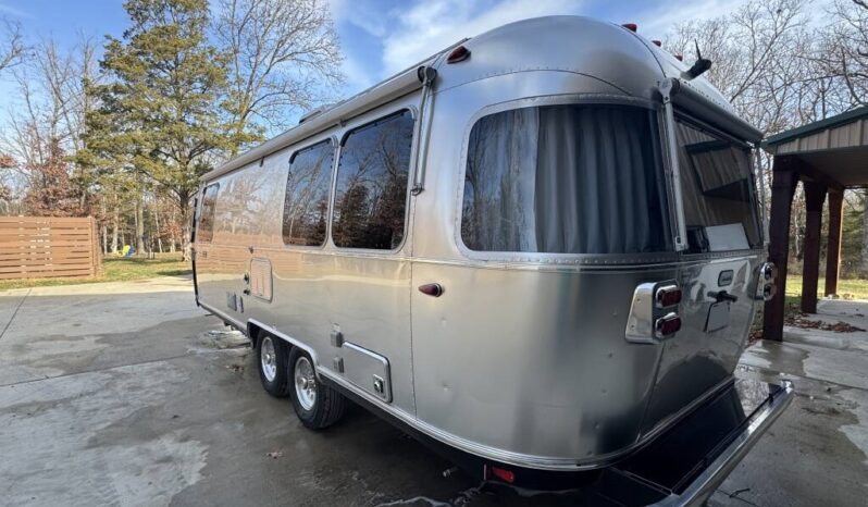 
								2020 Airstream Globetrotter 25FB Twin full									