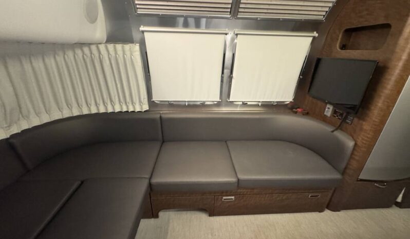 
								2020 Airstream Globetrotter 25FB Twin full									