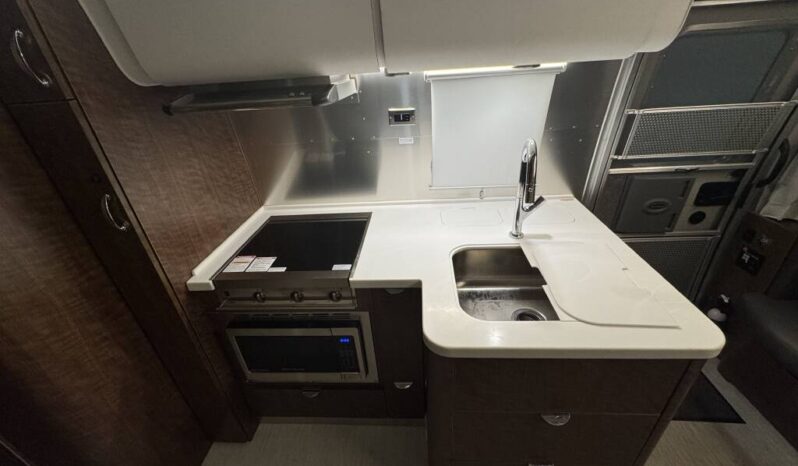 
								2020 Airstream Globetrotter 25FB Twin full									