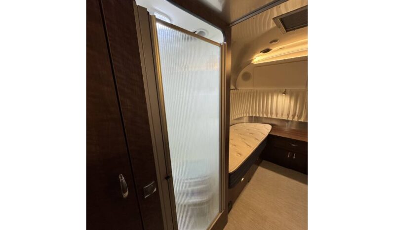 
								2020 Airstream Globetrotter 25FB Twin full									