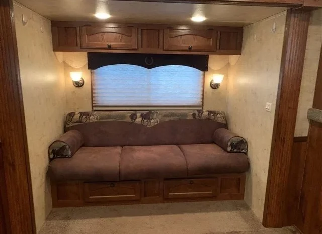 
								2014 Lakota Generator 8313 3H Gooseneck Trailer full									