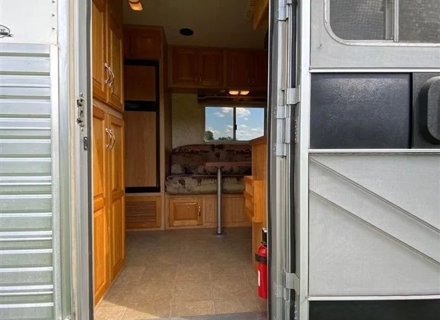 
								2005 C&C 3 Horse Trailer with 10′ Living Quarters full									