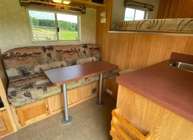 
								2005 C&C 3 Horse Trailer with 10′ Living Quarters full									