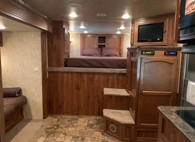 
								2014 Lakota Generator 8313 3H Gooseneck Trailer full									