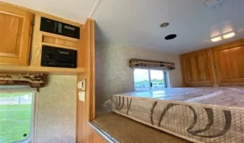 
										2005 C&C 3 Horse Trailer with 10′ Living Quarters full									