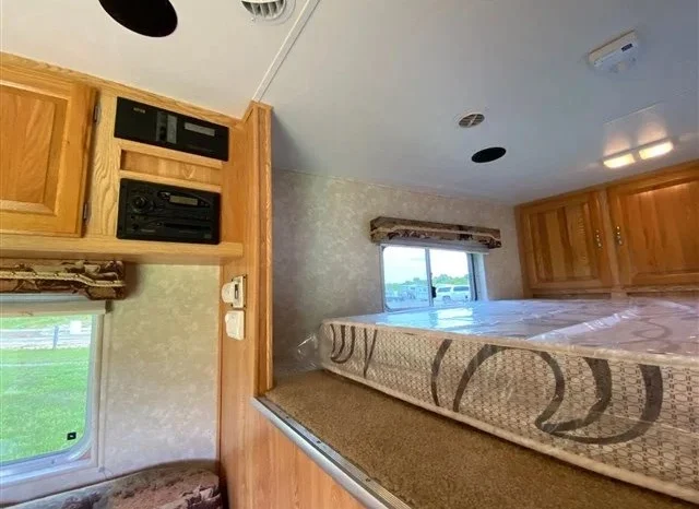 
								2005 C&C 3 Horse Trailer with 10′ Living Quarters full									