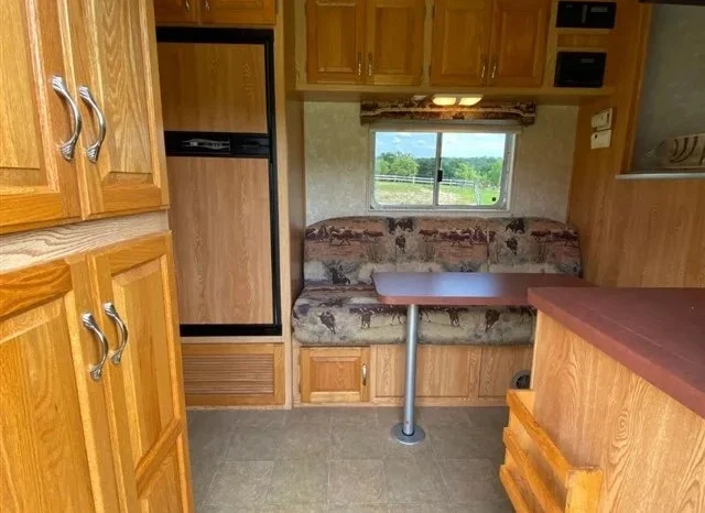 
								2005 C&C 3 Horse Trailer with 10′ Living Quarters full									