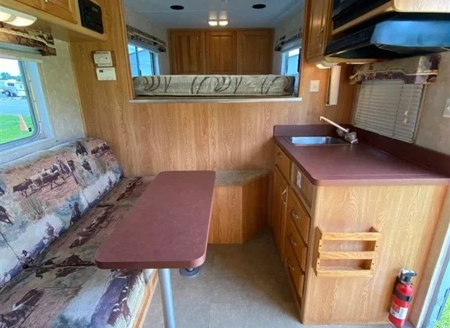 
								2005 C&C 3 Horse Trailer with 10′ Living Quarters full									