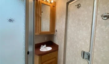 
										2005 C&C 3 Horse Trailer with 10′ Living Quarters full									