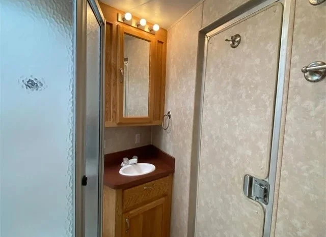 
								2005 C&C 3 Horse Trailer with 10′ Living Quarters full									