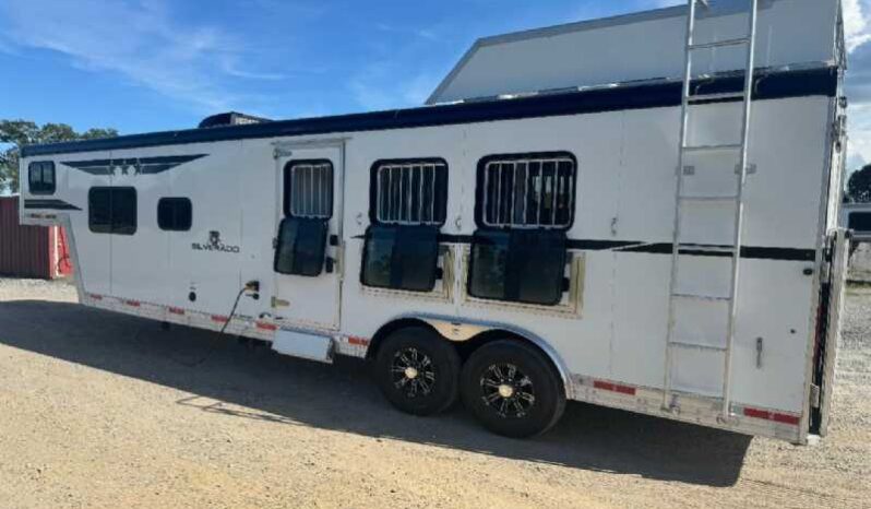 
								2025 Bison Silverado 8311B 3-Horse Trailer full									