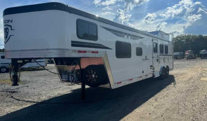 
								2025 Bison Silverado 8311B 3-Horse Trailer full									