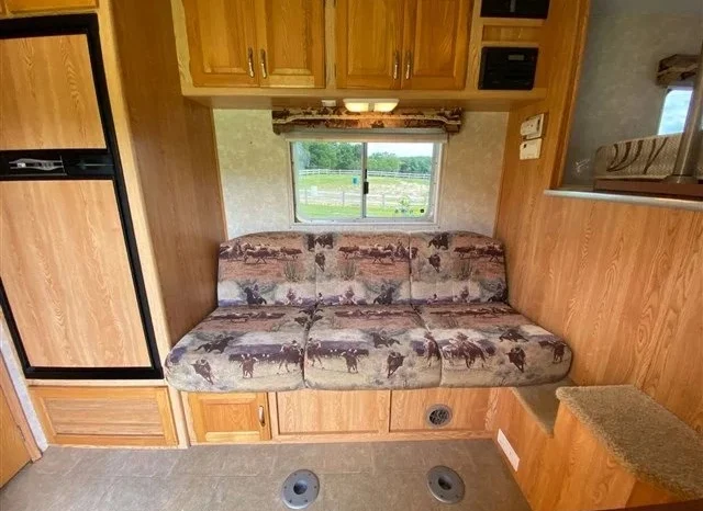 
								2005 C&C 3 Horse Trailer with 10′ Living Quarters full									