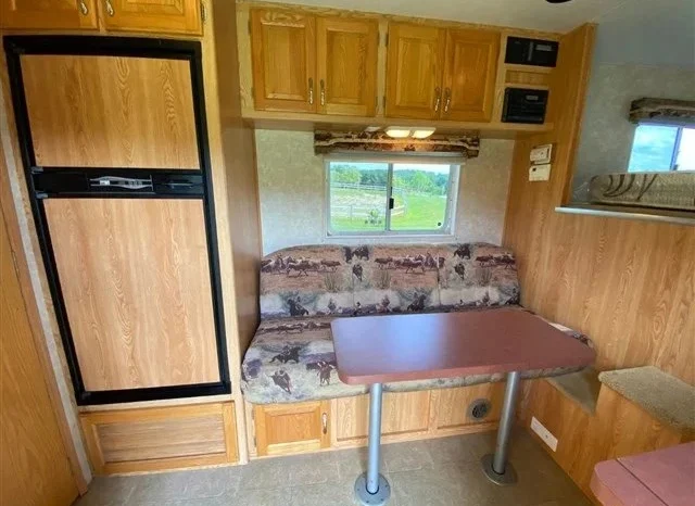 
								2005 C&C 3 Horse Trailer with 10′ Living Quarters full									