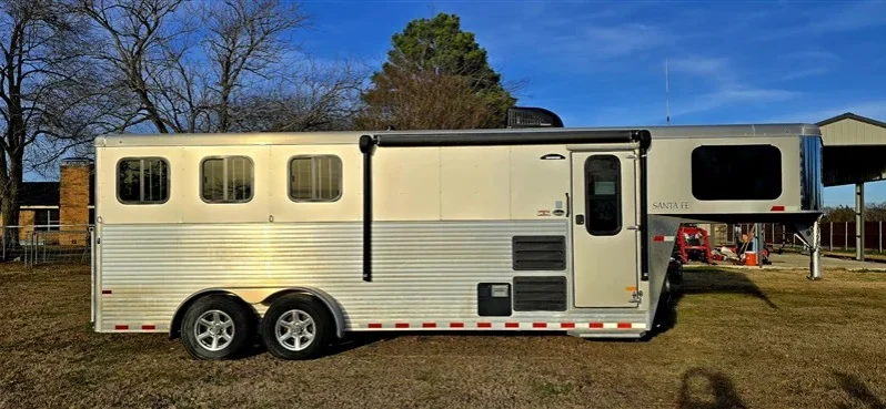 
								2017 Sundowner Santa Fe 3 Horse Slant full									