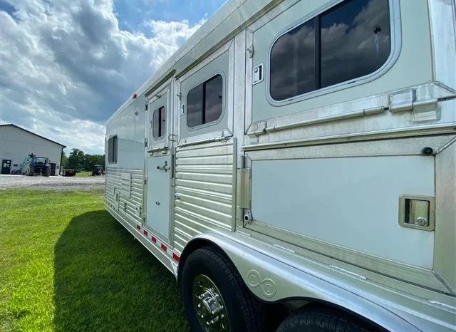 
								2005 C&C 3 Horse Trailer with 10′ Living Quarters full									