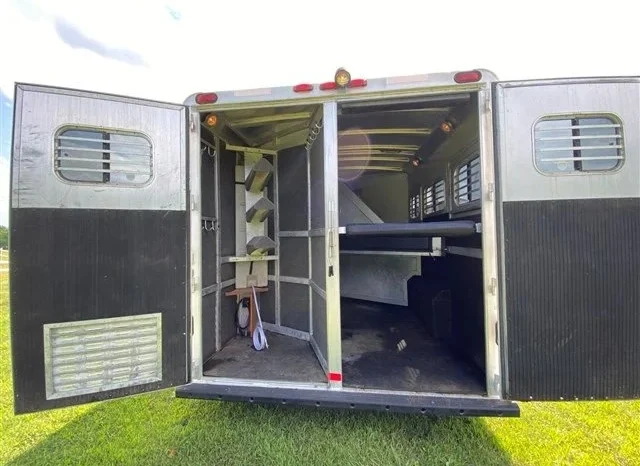 
								2005 C&C 3 Horse Trailer with 10′ Living Quarters full									