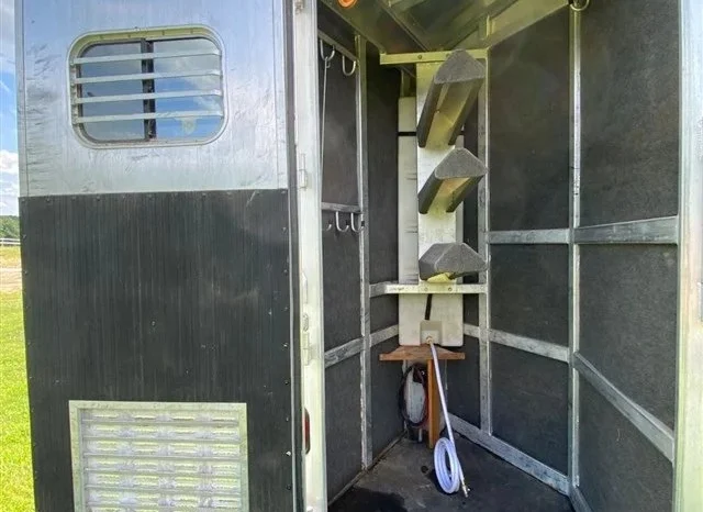 
								2005 C&C 3 Horse Trailer with 10′ Living Quarters full									